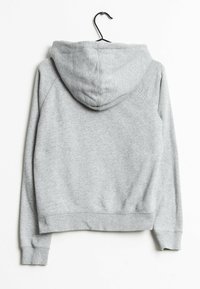 Světle šedá mikina s kapucí zavěšená na černém ramínku, zobrazená zezadu, jednoduchý design s žebrovanými manžetami a pasem.