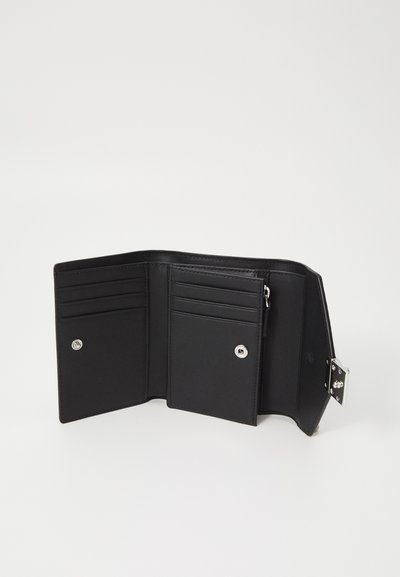 Svart läderplånbok med flera kortfack, ett zipfack och ett knappstängning, med en stilren och minimalistisk design.