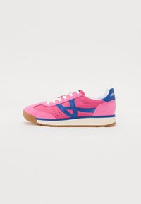 Sneaker en suède rose avec des accents bleus, lacets blancs et une semelle en gomme texturée. Comprend des perforations pour la respirabilité et un col rembourré.
