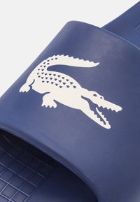 Lacoste SERVE SLIDE 1 CMA - Badslippers - navy/off white