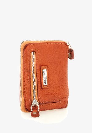 Portafoglio in pelle arancione con superficie testurizzata, dotato di una cerniera argentata e una piccola tasca laterale. È presente una targhetta con il logo sul davanti.