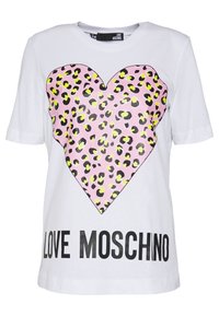 Bílý tričko s krátkým rukávem se velkým růžovým srdcem s leopardím potiskem uprostřed a tučným černým textem "LOVE MOSCHINO" na spodní části.