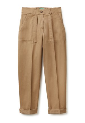 Khakifarbene Baumwollhose mit lockerer Passform, großen Fronttaschen, Knopfverschluss und hochgekrempelten Säumen. Glatte Stoffoberfläche.