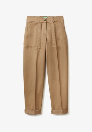 Khaki bavlněné kalhoty s volným střihem, které mají velké přední kapsy, zapínání na knoflík a ohrnuté manžety. Hladká textura látky.