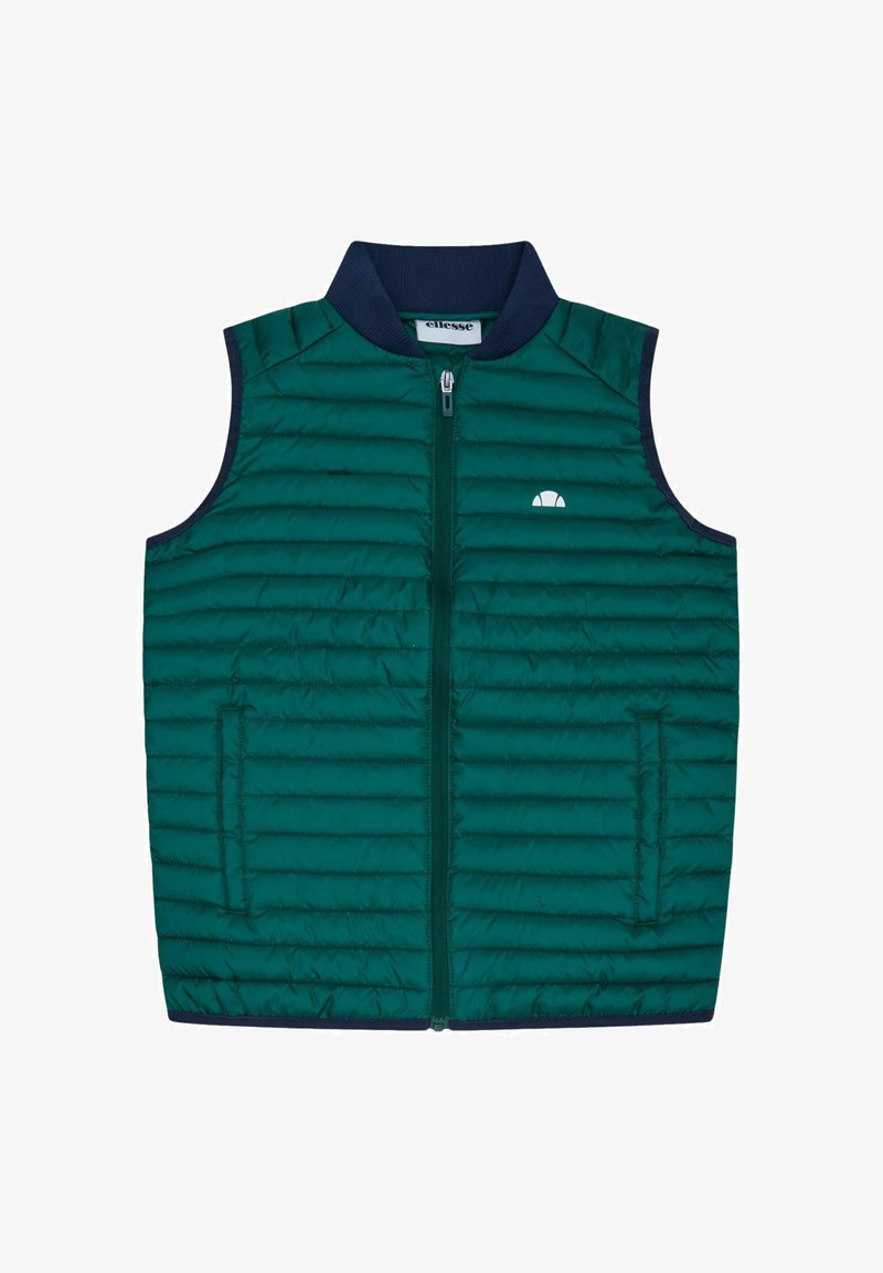 Bez rękawów zielona kamizelka puchowa o pikowanej fakturze, z zamkiem błyskawicznym z przodu, bocznymi kieszeniami i granatowym wykończeniem kołnierza. Małe białe logo na klatce piersiowej.