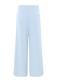 Svetlomodré nohavice so širokými nohavicami a vysokým pásom, s dvoma zadnými vreckami na pätku, zobrazené na bielom pozadí.