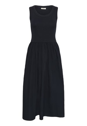 Melna kleita ar pieguļošu ribotu augšējo daļu un plūstošu svārku. Bez piedurknēm un ar savelktu jostas vietu, kas nodrošina relaksētu piegulšanu. Gluda auduma tekstūra.