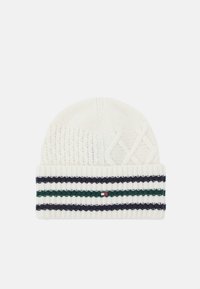 Witte gebreide beanie met een getextureerd ruitpatroon en een omgeslagen rand, met horizontale strepen in marineblauw, groen en rode accenten.