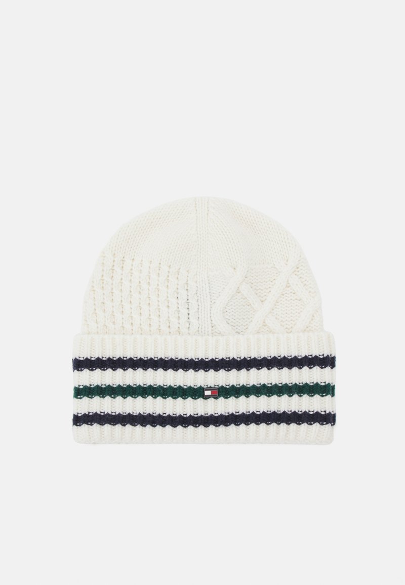 Witte gebreide beanie met een getextureerd ruitpatroon en een omgeslagen rand, met horizontale strepen in marineblauw, groen en rode accenten.