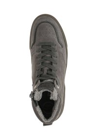 Bottines hautes en daim gris avec bout rond, système de laçage à l'avant et col en polaire. Elles possèdent une semelle en caoutchouc et des perforations discrètes sur le bout.