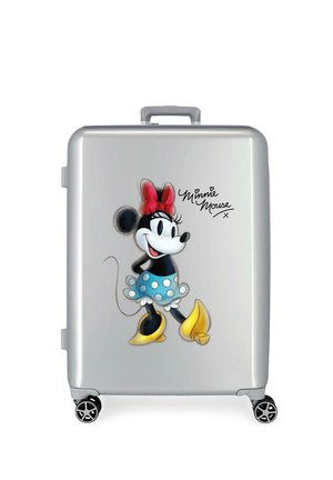 Maleta rígida plateada con cuatro ruedas que presenta una ilustración colorida de Minnie Mouse con un lazo rojo, falda azul con lunares y zapatos amarillos.