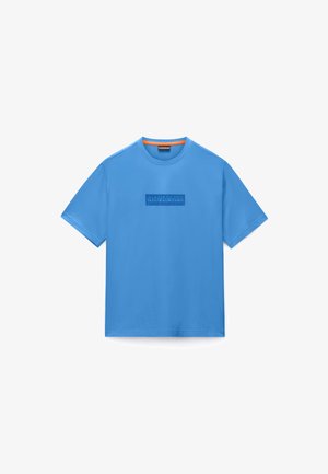 Világoskék pamut rövid ujjú póló, lekerekített nyakkivágással és középen egy texturált téglalap alakú logóval.
