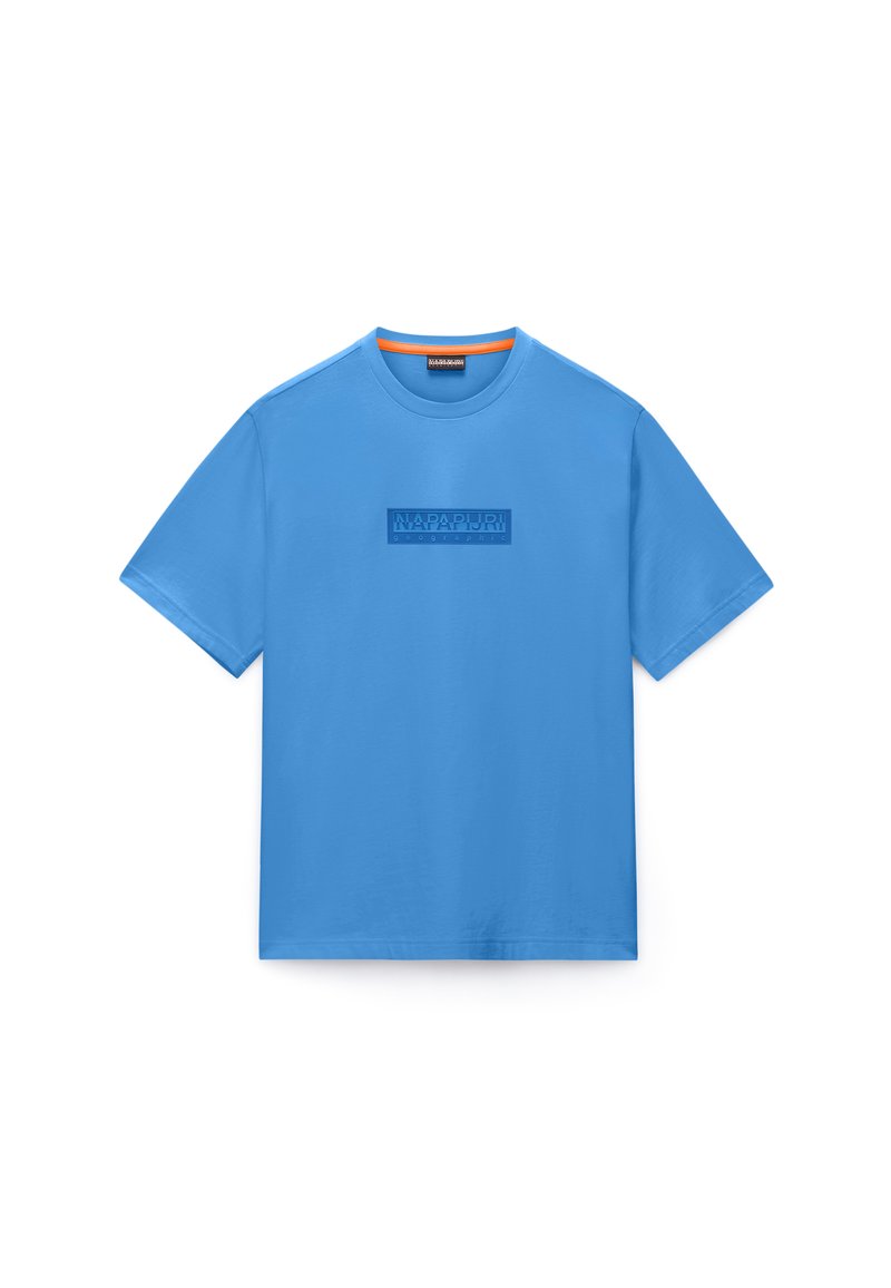 Ανοιχτό μπλε βαμβακερό T-shirt με κοντά μανίκια, στρογγυλή λαιμόκοψη και μια υφασμάτινη ορθογώνια ετικέτα στο κέντρο.