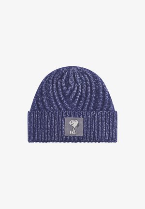 Bonnet en laine violet avec une texture côtelée et un revers replié. Présente une étiquette grise avec une illustration d'un chien de dessin animé.