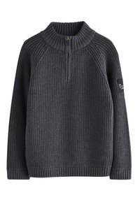 Maglione grigio in maglia con colletto alto e chiusura a mezza zip. Texture a coste con maniche lunghe e toppa sul braccio sinistro.
