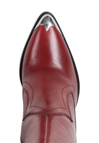 Bota de cowboy vermelha em couro com bico apontado, apresentando uma ponta cromada brilhante e costura decorativa no cano. Sola de borracha preta.