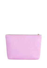 Rozā poliestera aizsargpārklājums ar gludu tekstūru, taisnstūra formu un zelta krāsas rāvējslieti. Vienkāršs dizains, piemērots dažādām lietošanas iespējām.