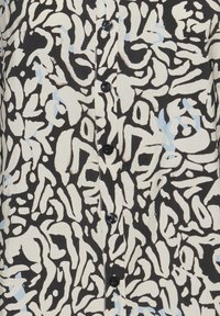 Zwarte en crèmekleurige shirt met een abstract patroon en lichtblauwe accenten. Het heeft een knoopsluiting aan de voorkant en een soepele textuur.