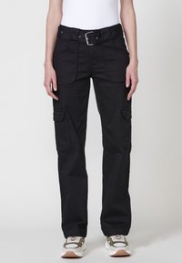Pantalones cargo negros con una cintura ajustada, pasadores para cinturón, múltiples bolsillos laterales y piernas rectas. Fabricados con un tejido duradero, con un acabado limpio.