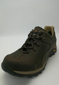 Scarpa da trekking in pelle marrone con superficie texturizzata, suola in gomma nera e dettagli in mesh. Presenta cuciture rinforzate e chiusura con lacci.