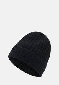 Črna rebrasta pletiva kapa z zloženim robom. Mehek material z navpičnimi žlebovi, ki potekajo po celotnem tkanju.