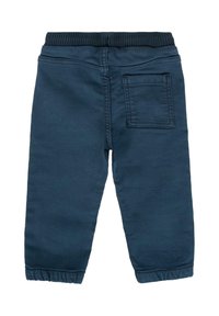 Pantaloni per bambini blu navy con fascia elastica in vita e ai polsini, dotati di una tasca a toppa sulla schiena lato destro.