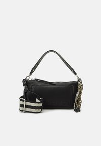 Schwarze Lederhandtasche mit silbernem Zubehör, ausgestattet mit einem Reißverschluss, einem verstellbaren gestreiften Tragegurt und einem dekorativen Quast.