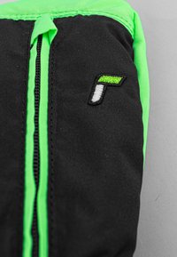 Schwarzer Stoffbeutel mit einem grünen Reißverschluss und Saum. Auf der Vorderseite befindet sich ein gesticktes Logo in Schwarz, Weiß und Grün.