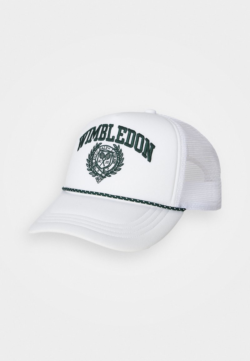 Vit keps med en solid front, mesh baksida och grön broderad "Wimbledon"-logotyp, med ett dekorativt flätat band vid skärmen.