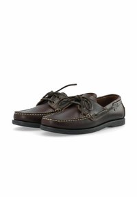 Paire de mocassins bateau en cuir marron foncé avec semelles noires, lacets noués et coutures détaillées sur fond blanc.