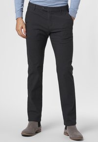 Pantaloni grigi scuri con tessuto texturizzato, taglio dritto, tasche frontali e chiusura con bottone, abbinati a stivali alla caviglia in suede grigi.