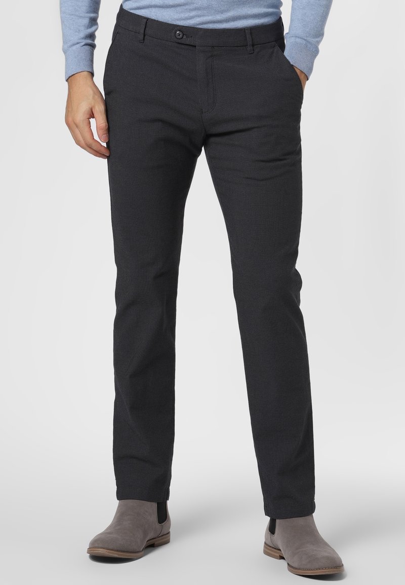 Pantaloni grigi scuri con tessuto texturizzato, taglio dritto, tasche frontali e chiusura con bottone, abbinati a stivali alla caviglia in suede grigi.