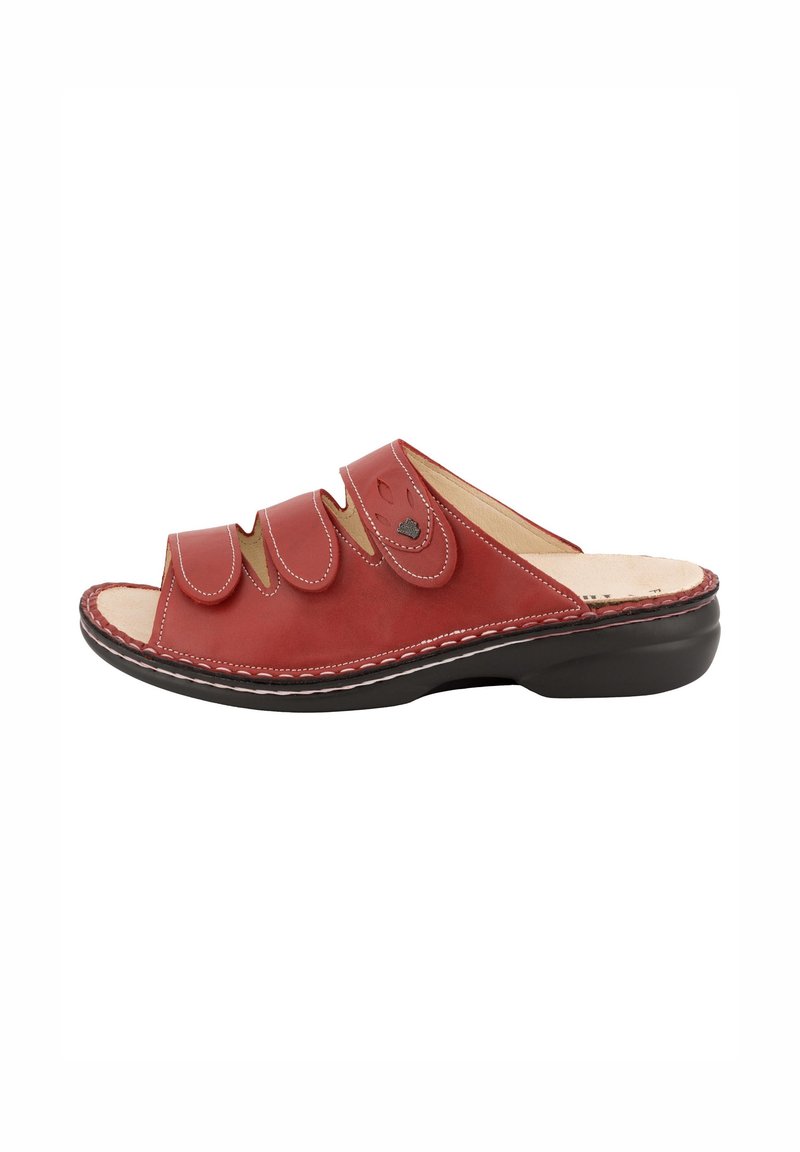 Sandale mule en cuir rouge à bout ouvert avec trois brides réglables, coutures beiges, et semelle noire rembourrée.