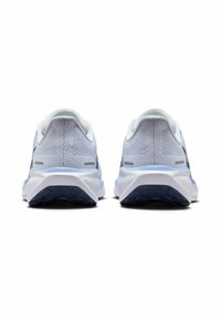 Zapatillas de correr blancas y azul claro con una parte superior de malla transpirable, collar acolchado y suela de goma texturizada. Con detalles en azul oscuro.