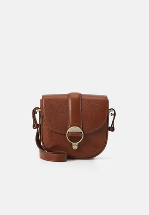 Braune Leder-Crossbody-Tasche mit runder Form, goldfarbener Hardware und einem Klappverschluss mit kreisförmigem Schnallendetail.