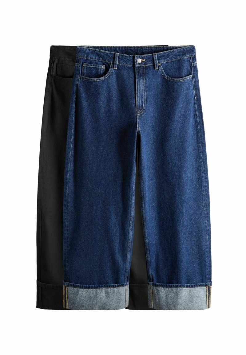 Divas džinsu bikses: vienas tumši zilas ar gaiši zilu apakšmalu, otras melnas. Abas ir ar klasisku piecu kabatu dizainu un pogu aizdari.