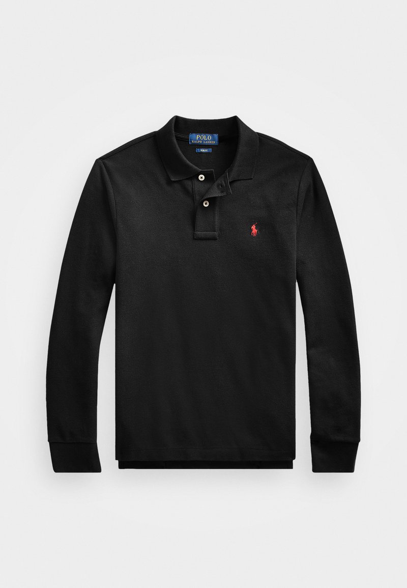 Juodas ilgomis rankovėmis polo marškinėliai, pagaminti iš medvilnės, turi dviejų mygtukų apykaklę, braižytas rankogalius ir mažą raudoną siuvinėtą logotipą ant krūtinės.