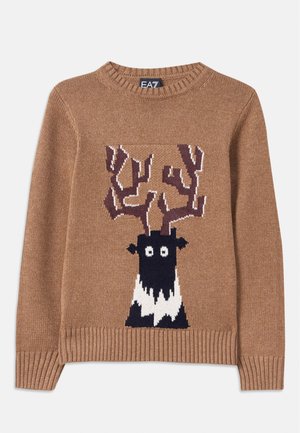 Brun stickad tröja med ett renmotiv i svart och vitt, ribbade ärmslut och halsringning samt mjuk textur.