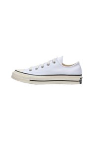 Vita segel-sneakers med låg topp, rund tå, svart rand längs sulan och fem snörhål. Har en texturerad gummitå och hälslits.