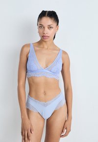 Triumph LIFT SMART - Fecskék - eggshell blue