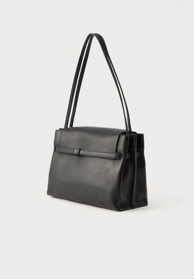 Mustat nahkalaukku, jossa on jämäkkä muotoilu, tasaiset hihnat ja päällinen läppäkiinnitys. Ominaisuuksia ovat sileä pinta ja vähäiset metalliosat.