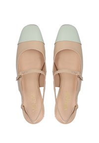 Beige baletní střevíce s tyrkysově zelenou špičkou. Mají nastavitelný pásek kolem kotníku a hladkou koženou texturu. Zlaté logo uvnitř.