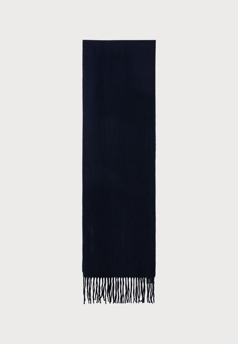Bufanda azul marino hecha de un tejido suave, con forma rectangular y bordes con flecos. Textura suave sin patrones visibles.