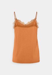 Camisola arancione realizzata in tessuto morbido, caratterizzata da spalline sottili regolabili e un bordo in pizzo lungo il colletto, che crea un effetto sovrapposto.