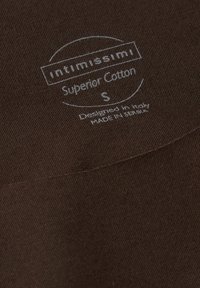 Tela de algodón marrón con la etiqueta "intimissimi Superior Cotton S", que presenta una impresión en gris claro y una textura suave.