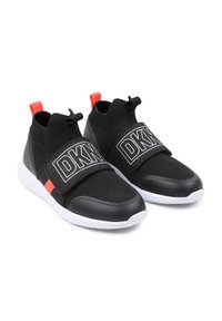 Scarpe sportive nere con tomaia in rete, cinturino elastico con logo "DKNY", accentuazione rossa sul tallone e suola bianca.