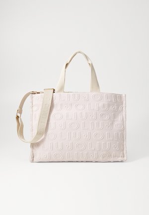 Rektangulær beige tote-taske med præget gentaget "JOLIU" tekstmønster, dobbelte håndtag og justerbar skulderrem med guldfarvet hardware.