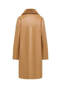 Tan leren jas met een bruine bontkraag, rechte snit, lange mouwen en zichtbare stiksels op de achterkant. Geen details aan de voorkant zichtbaar.