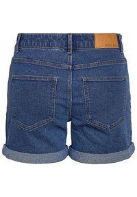 Tumši zili džinsu šorti ar sarullētu maliņu, ar ādas etiķeti aizmugurē un divām aizmugurējām kabatām ar dekoratīvu diegu šuvēm.