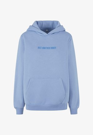 Hoodie bleu clair en tissu doux, doté d'une poche frontale et d'un texte brodé "JUST ANOTHER HOODY." sur la poitrine.
